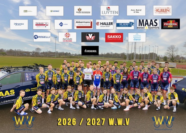Grote groepsfoto van jeugdrenners en renners van Willebrord Wil Vooruit op de wielerbaan